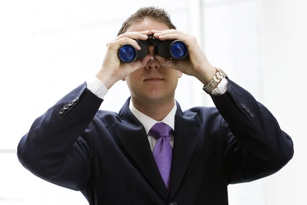 Hombre de negocios con prismáticos — Foto de Stock