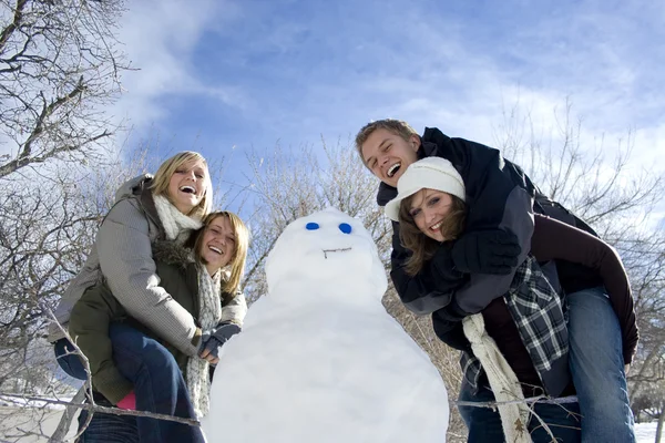 若い人たち、雪だるまの構築 — ストック写真