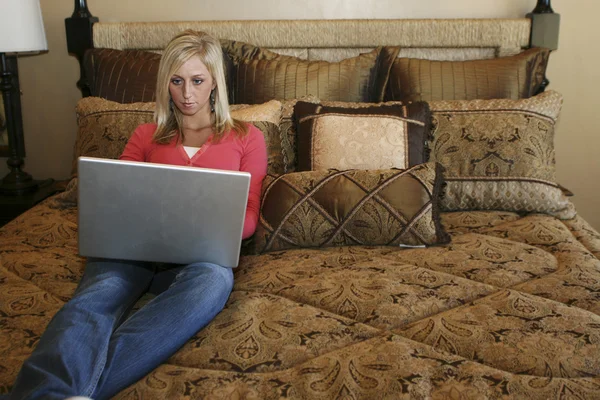 Mulher usando laptop em casa — Fotografia de Stock