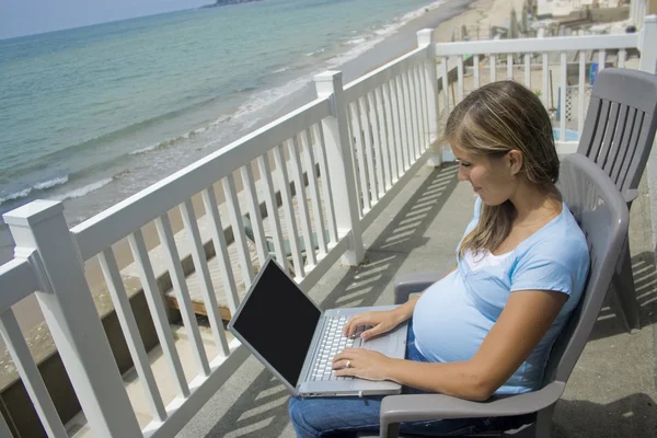 Mulher grávida usando laptop — Fotografia de Stock