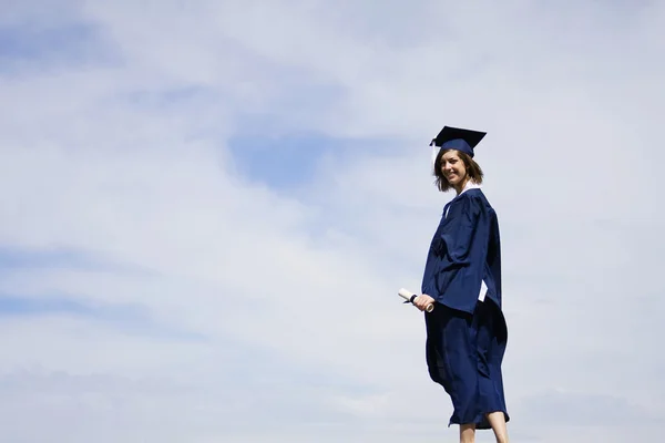 Ung kvinna som tog examen — Stockfoto