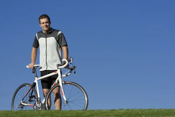 健康的男性和他的自行车 — 图库照片