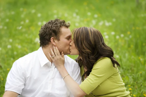 Casal beijo romântico — Fotografia de Stock