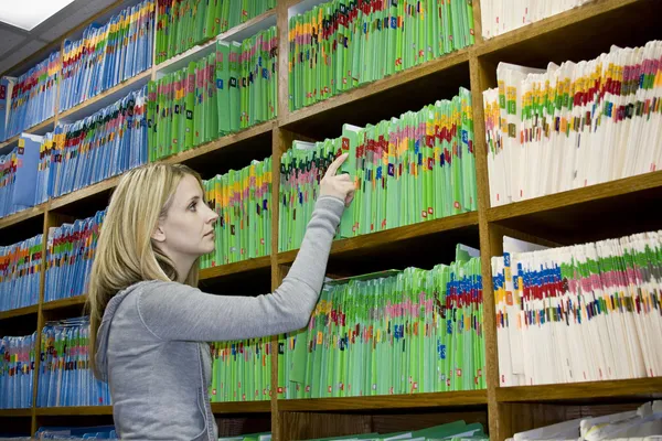 Frau arbeitet mit Krankenakten — Stockfoto