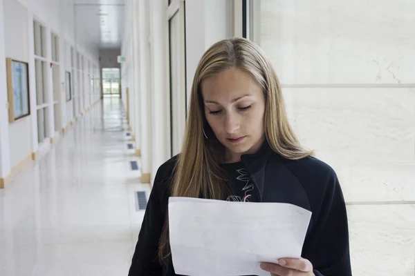 Estudiar a una estudiante — Foto de Stock