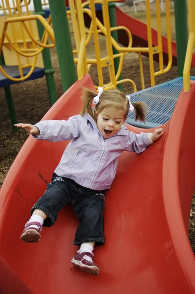 Jonge kind op de speelplaats — Stockfoto