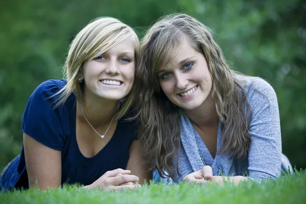 Zwei schöne Frauen — Stockfoto