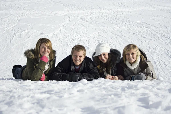 Молодые люди в снегу — стоковое фото