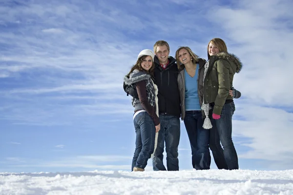 Люди стоят на снегу — стоковое фото