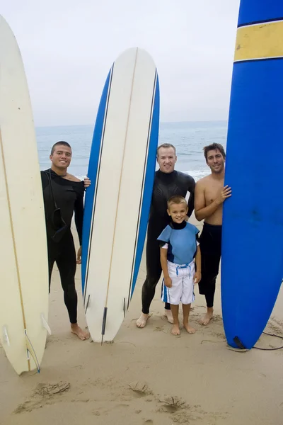 Surfistas en la playa —  Fotos de Stock