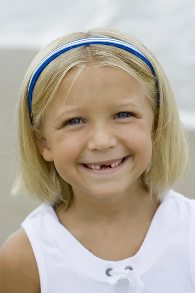 Młoda dziewczyna bezzębny uśmiech — Zdjęcie stockowe