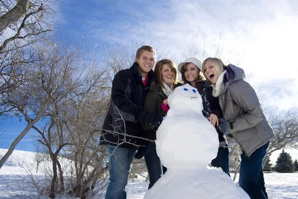 雪の中で楽しく過ごしている若者たち — ストック写真