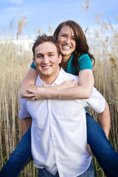 Pareja sonriente enamorada —  Fotos de Stock