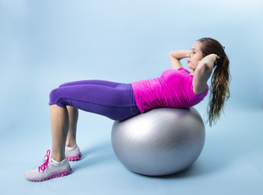 Fitness kadının karın egzersiz