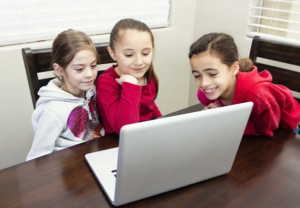 Kinder spielen gemeinsam am Computer — Stockfoto