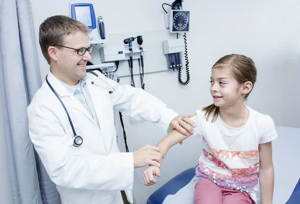 Chica haciendo un chequeo en la oficina de Médicos — Foto de Stock