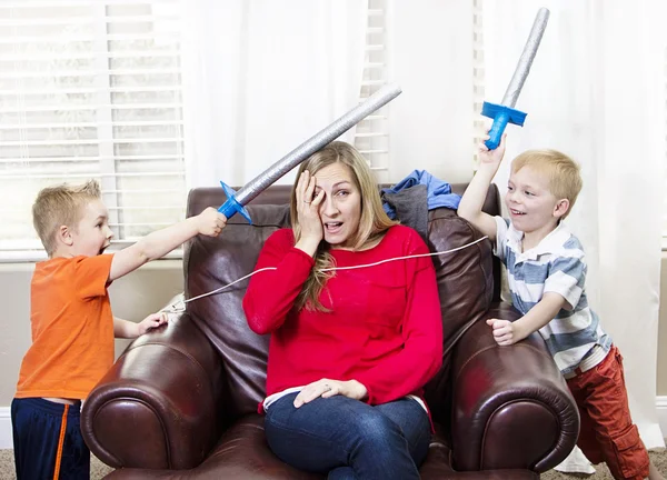 Junge Mutter von ihren Kindern überwältigt — Stockfoto