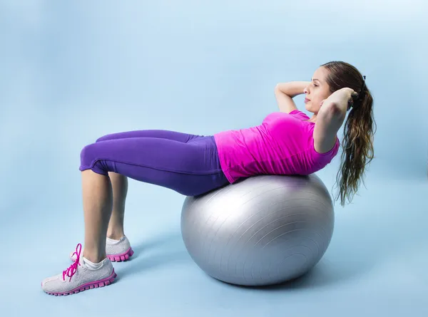 Fitness kadının karın egzersiz — Stok fotoğraf