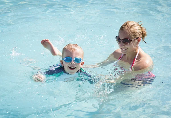 Kleine jongen leren om te zwemmen — Stockfoto