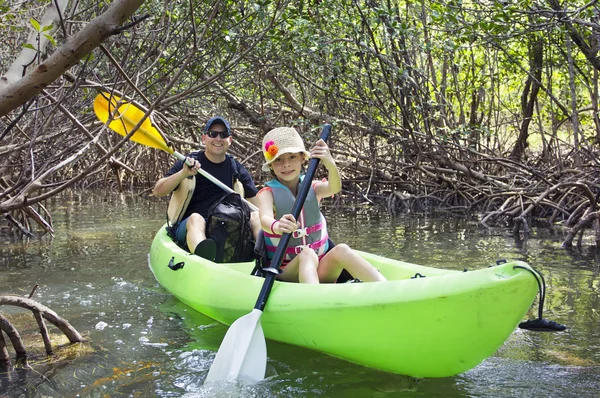 Familjen kajakpaddling genom skogen — Stockfoto