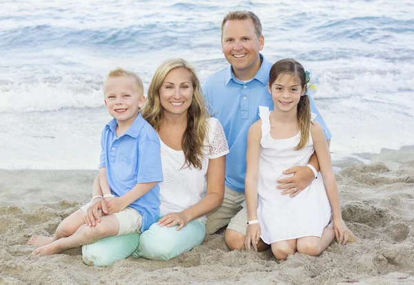 Belo retrato de família na praia — Fotografia de Stock