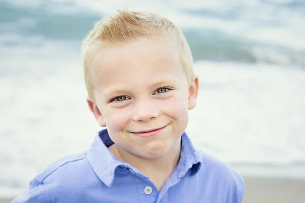 Hermoso retrato de un niño feliz —  Fotos de Stock