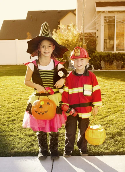 Crianças vestidas para o feriado de Halloween — Fotografia de Stock