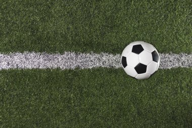 bir futbol sahası üzerinde Orta Saha futbol topu
