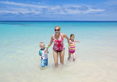 Aile birlikte bir plaj tatil keyfi