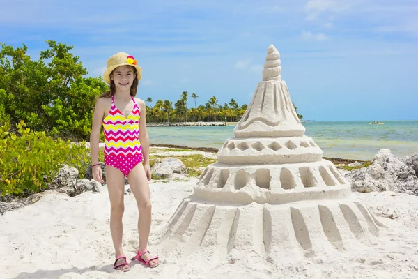 Гигантский песчаный замок на тропическом пляже — стоковое фото