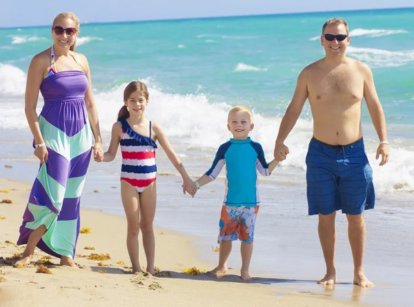 Aile tatil eğlenceli plaj — Stok fotoğraf