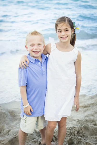 Sorrindo Crianças retrato na praia — Fotografia de Stock