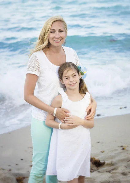 Портрет матери и дочери на пляже — стоковое фото