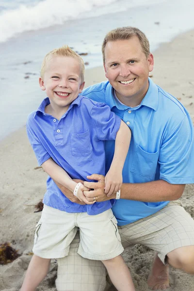 Otec a syn portrét na pláži — Stock fotografie