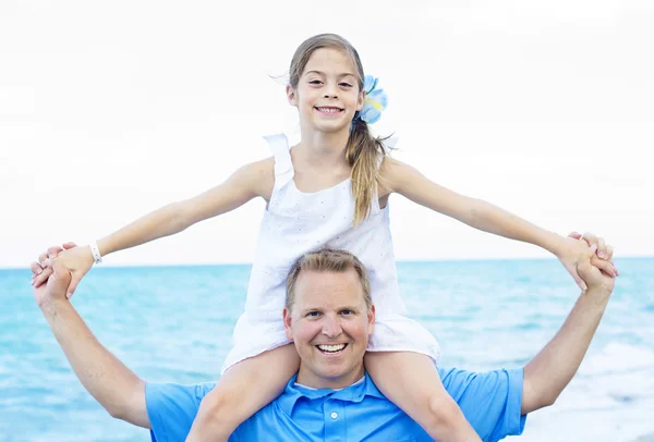 Otec a dcera portrét na pláži — Stock fotografie