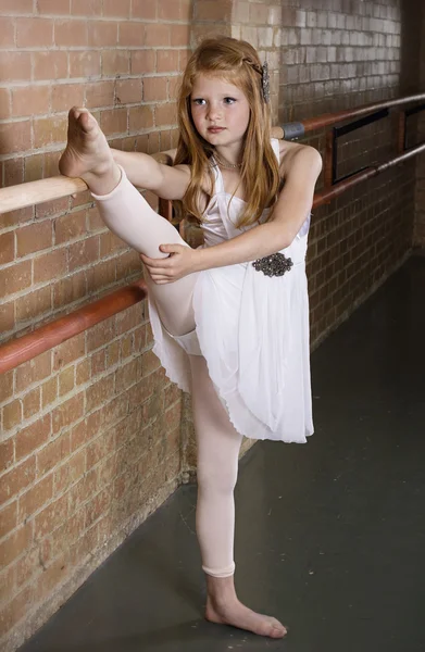 Talentosa joven bailarina estiramiento — Foto de Stock