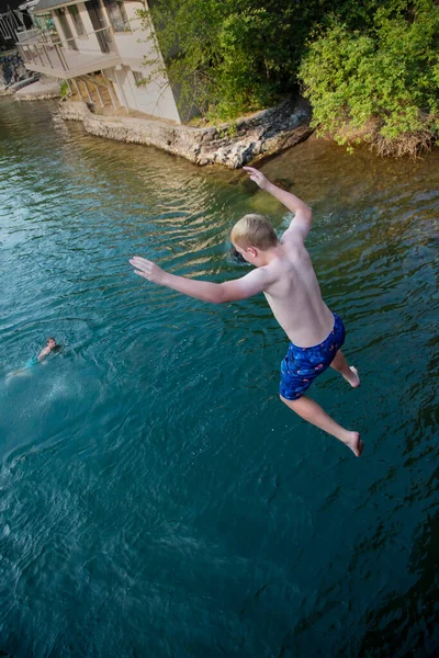 Wagemutiger Kleiner Junge Springt Von Einer Brücke Den Fluss Blick — Stockfoto