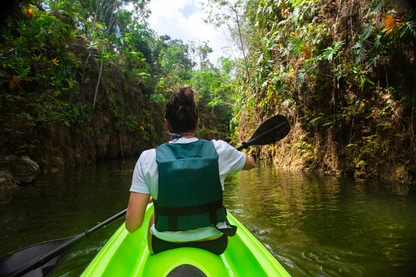 Donna Kayak Lungo Bellissimo Fiume Giungla Tropicale Sacco Spazio Copia — Foto Stock