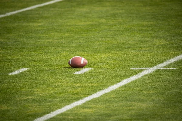 Campo Fútbol Americano Campo Hierba Con Balón Fútbol Descansando Marcador —  Fotos de Stock