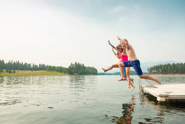 Group Kids Jumping Dock Lake Together Fun Summer Vacation — Stock Photo, Image