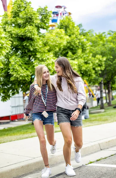 Two Smiling Teenage Girls Walking Together Outdoor Carnival Best Friends — Stock Photo, Image