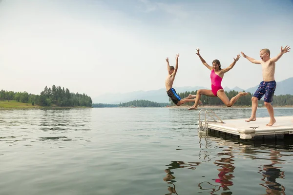 Grupp Barn Hoppar Från Bryggan Sjön Tillsammans Rolig Sommarsemester — Stockfoto