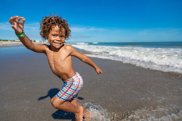 Leende Ung Blandras Pojke Som Springer Och Leker Stranden Familjesemester — Stockfoto