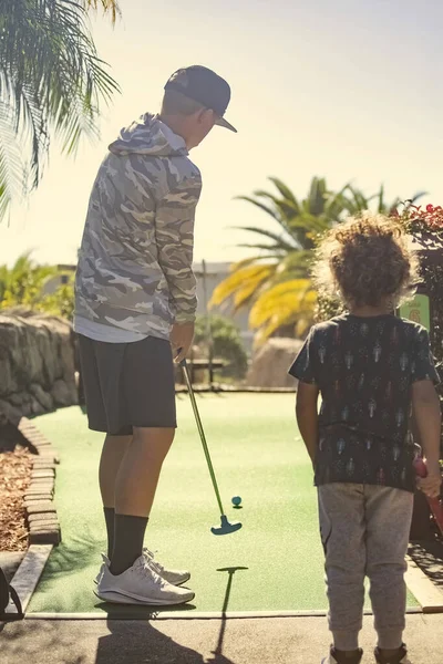 Rückseite Foto Von Zwei Jungen Beim Minigolfen Während Eines Lustigen — Stockfoto