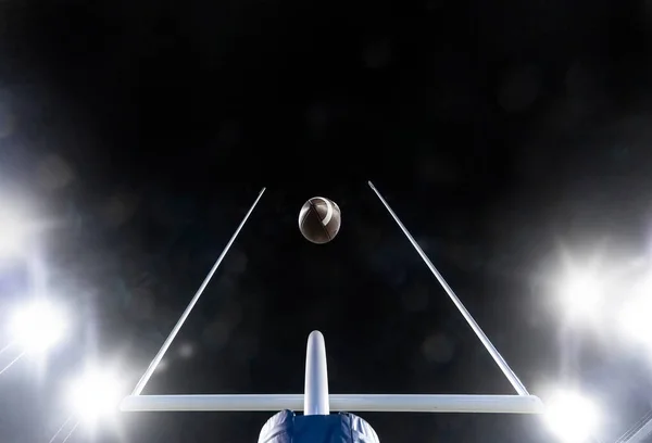 Voetbal Vliegen Door Staanders Van Het Veld Doelpunten Posten Tijdens — Stockfoto