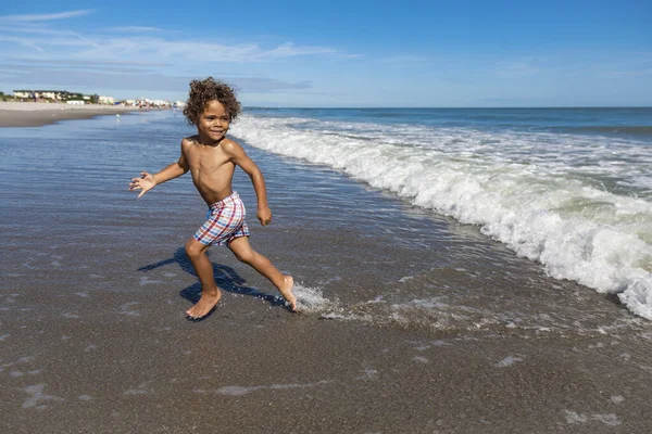 可爱的年轻的混血儿在海滩上跑步和玩耍 在一个家庭度假的时候 在海浪中玩乐 — 图库照片