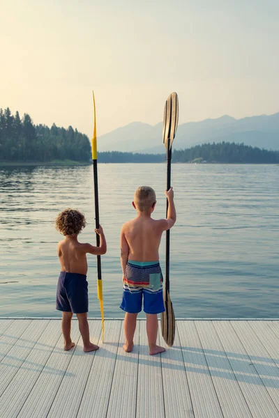 Två Pojkar Kanten Kajen Vacker Naturskön Sjö Sin Sommarsemester Redo — Stockfoto