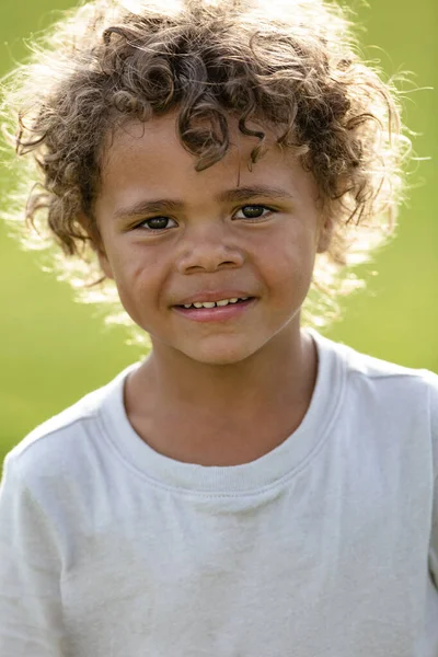 一个有着卷发的年轻而又多姿多彩的黑人男孩的画像 — 图库照片
