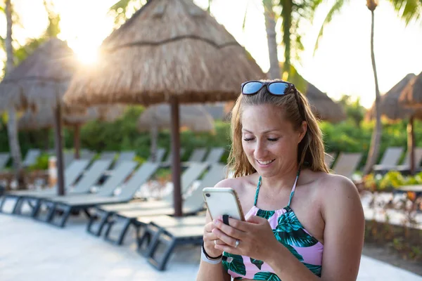 Lächelnde Frau Die Handy Plaudert Während Sie Pool Eines Tropischen — Stockfoto