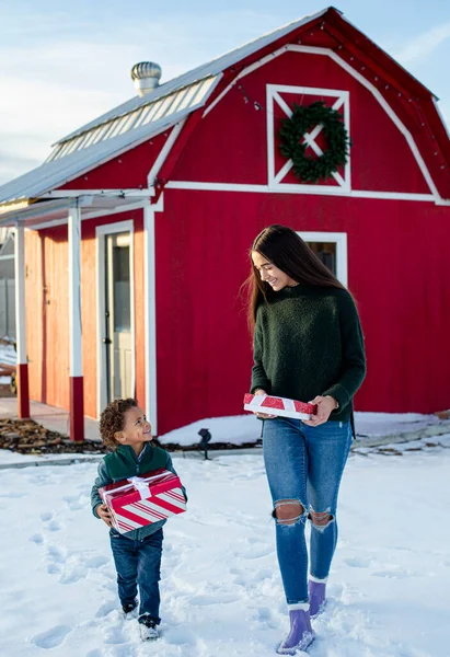 Jonge Diverse Jongen Mooie Diverse Tiener Meisje Levering Kerstcadeaus Aan — Stockfoto